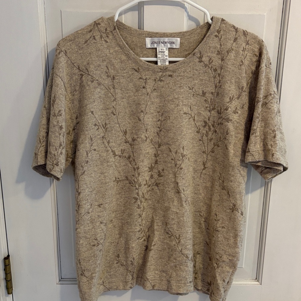 Jones New York size xl Tan Leaf Pattern Short Sleeve soft sweater
